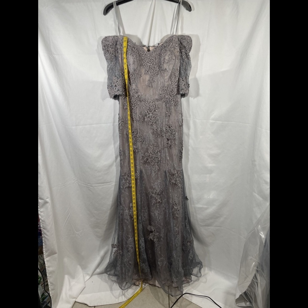 NEW $598 LA FEMME [‎ 4 ] Off the Shoulder Lace Mermaid Gown in Grey/Pink - Picture 5 of 12
